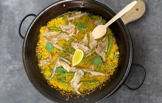 Originální katalánská Paella se zeleninou a králíkem