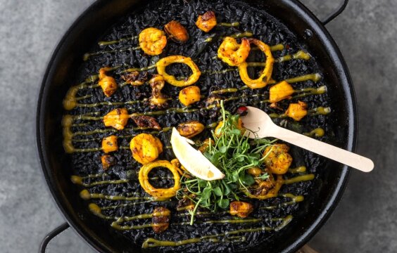 Mořská černá Paella s krevetami, mušlemi a chapadlem Kalmára