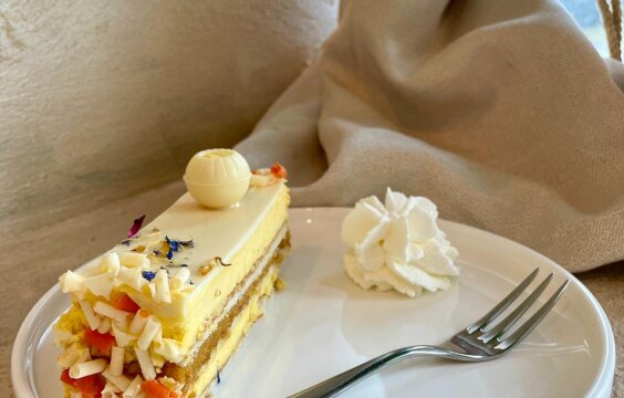 Mango s bílou italskou čokoládou a mascarpone řez