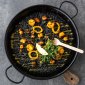 Mořská černá Paella s krevetami, mušlemi a chapadlem Kalmára