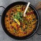 Zeleninová Paella s rajčaty, šafránem, fazolkami, hráškem a paprikou